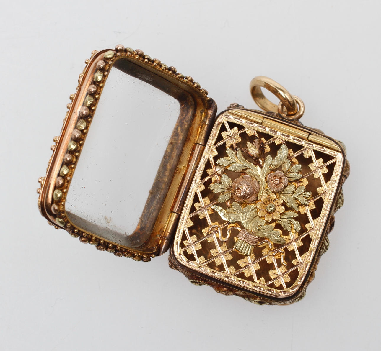 LUKTDOSA, 18k guld deux-couleurs, 1800-tal, vikt ca 11,8 gram.