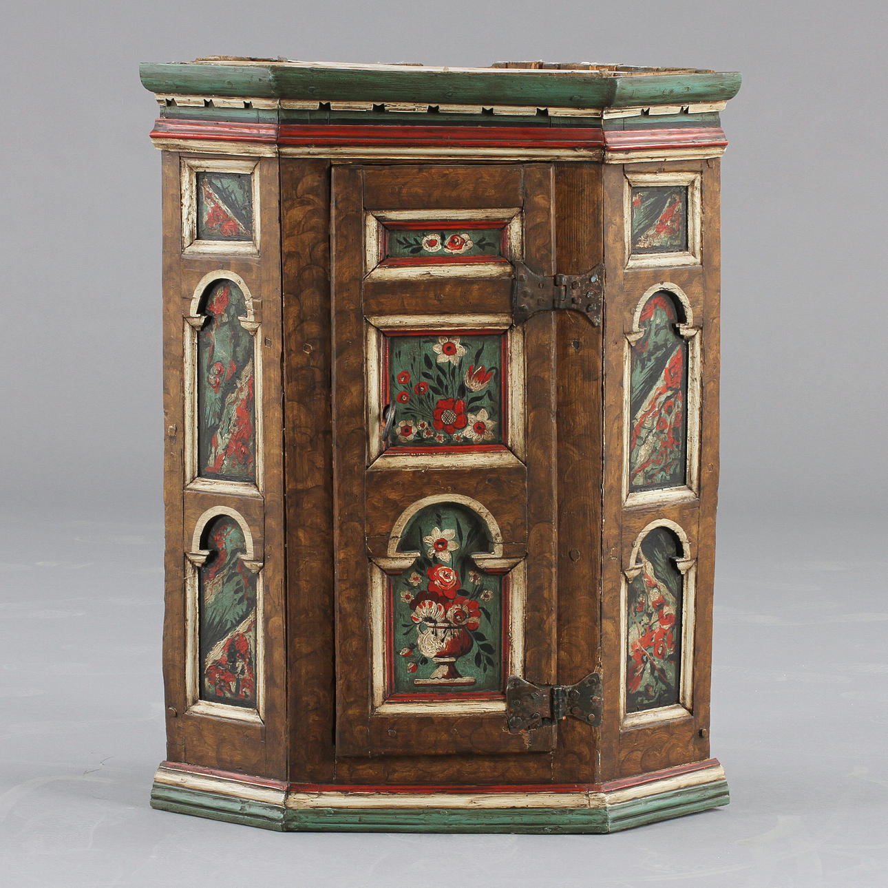 HÖRNSKÅP, allmoge, 1800-tal.