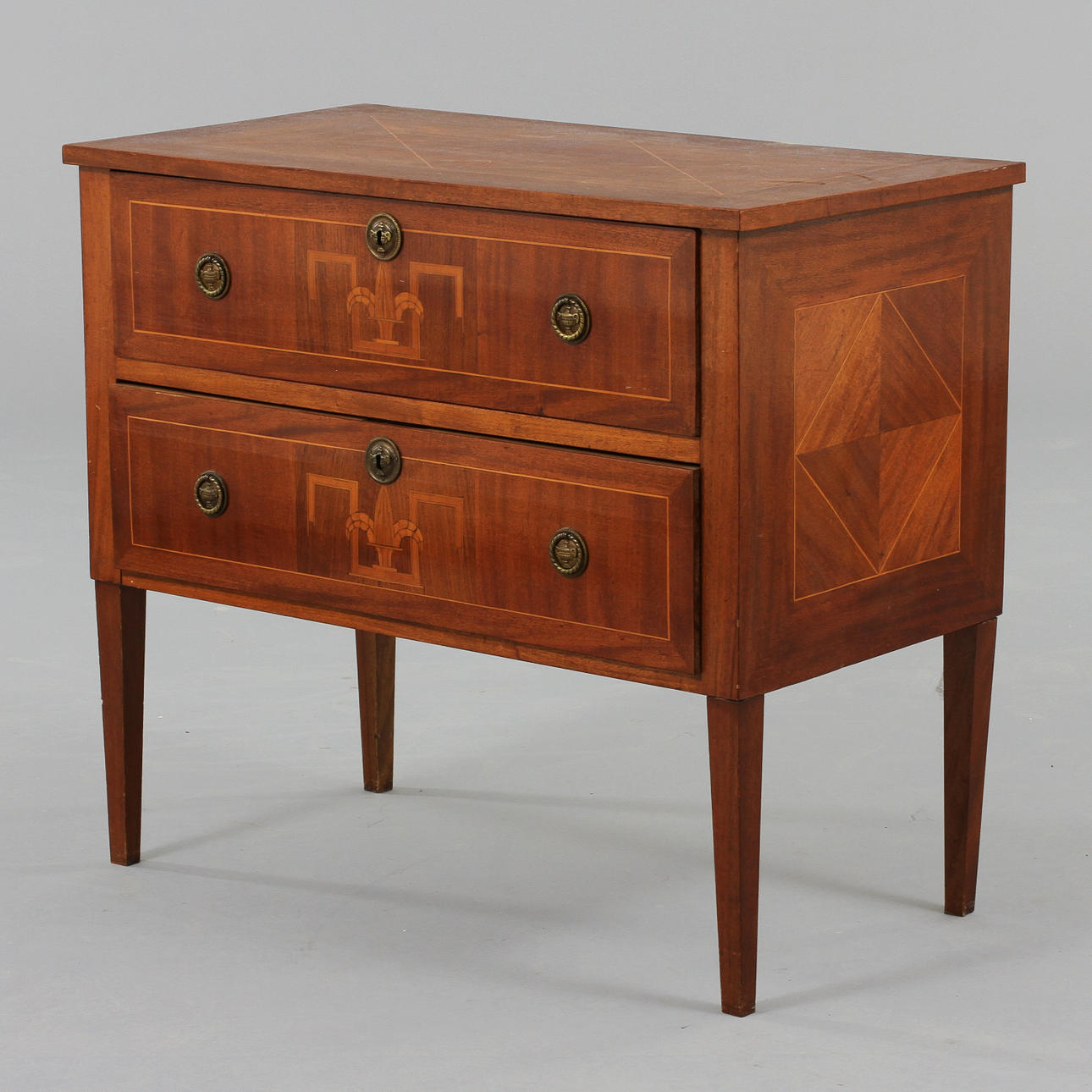 BYRÅ, empirestil, 1900-tal.