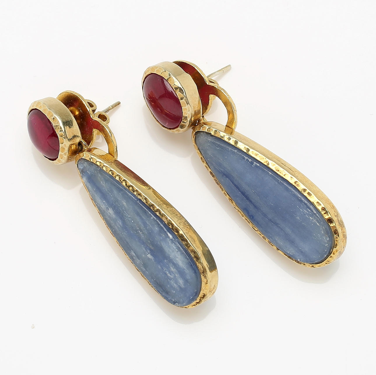 EARRINGS, a pair, with ruby and kyanite.