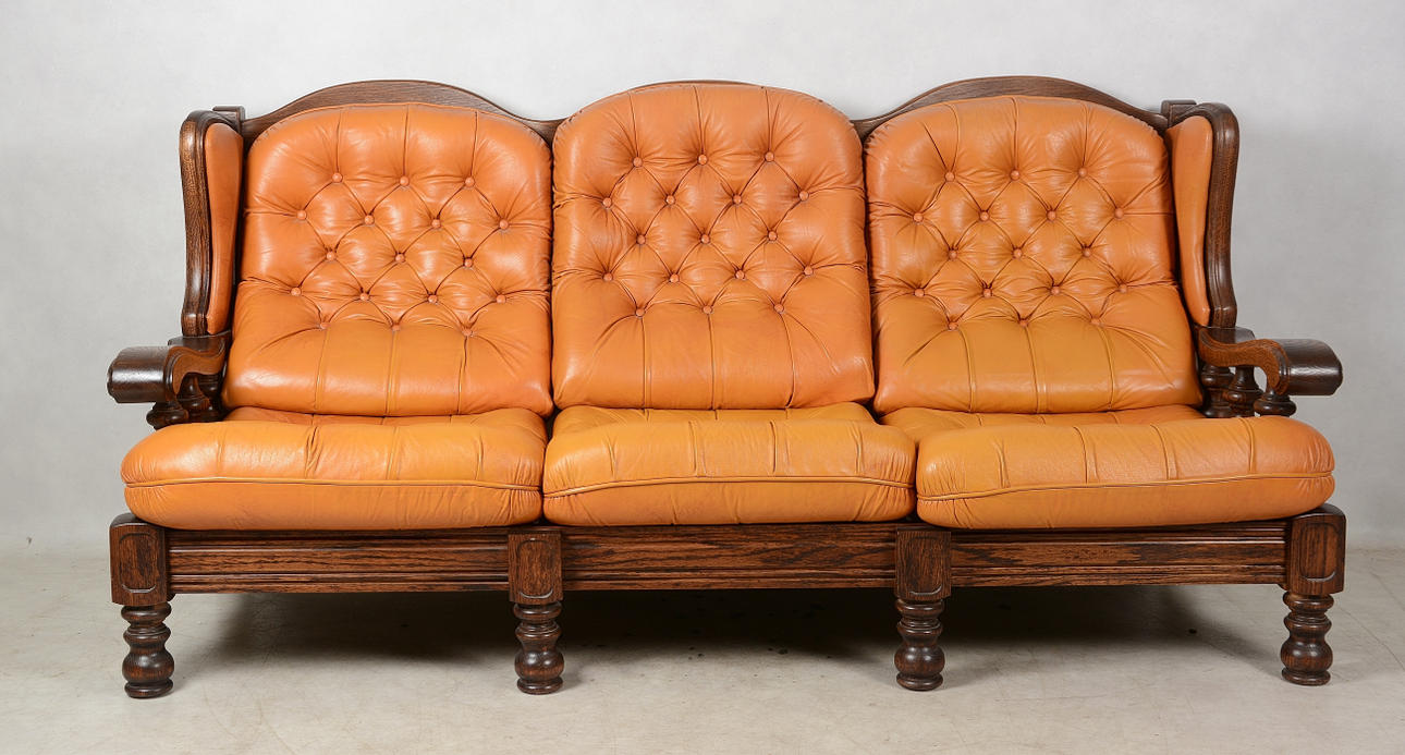 SOFFA, 3-sits, skinn med betsad trästomme.