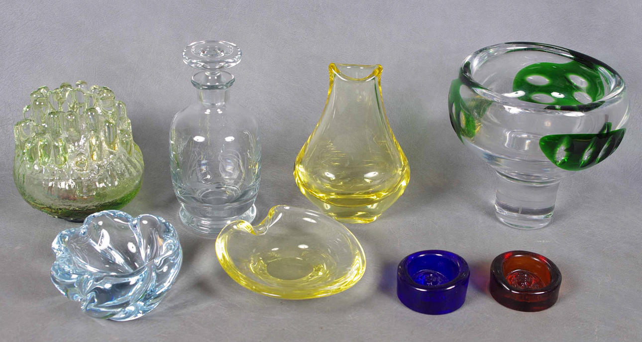 GLASFÖREMÅL, 8 stycken bl.a. Höglund.