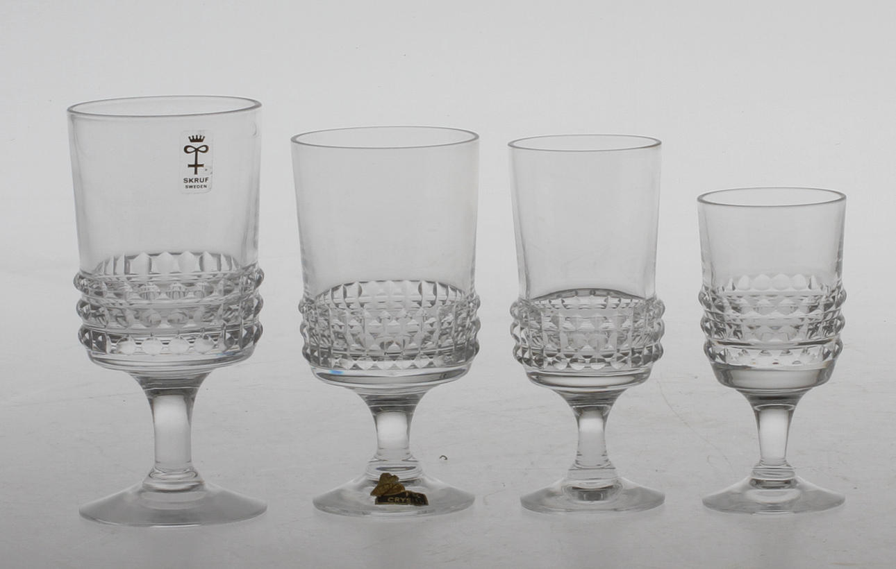 GLASSERVISDELAR, 29 delar, "Corona" Bengt Edenfalk Skruf.