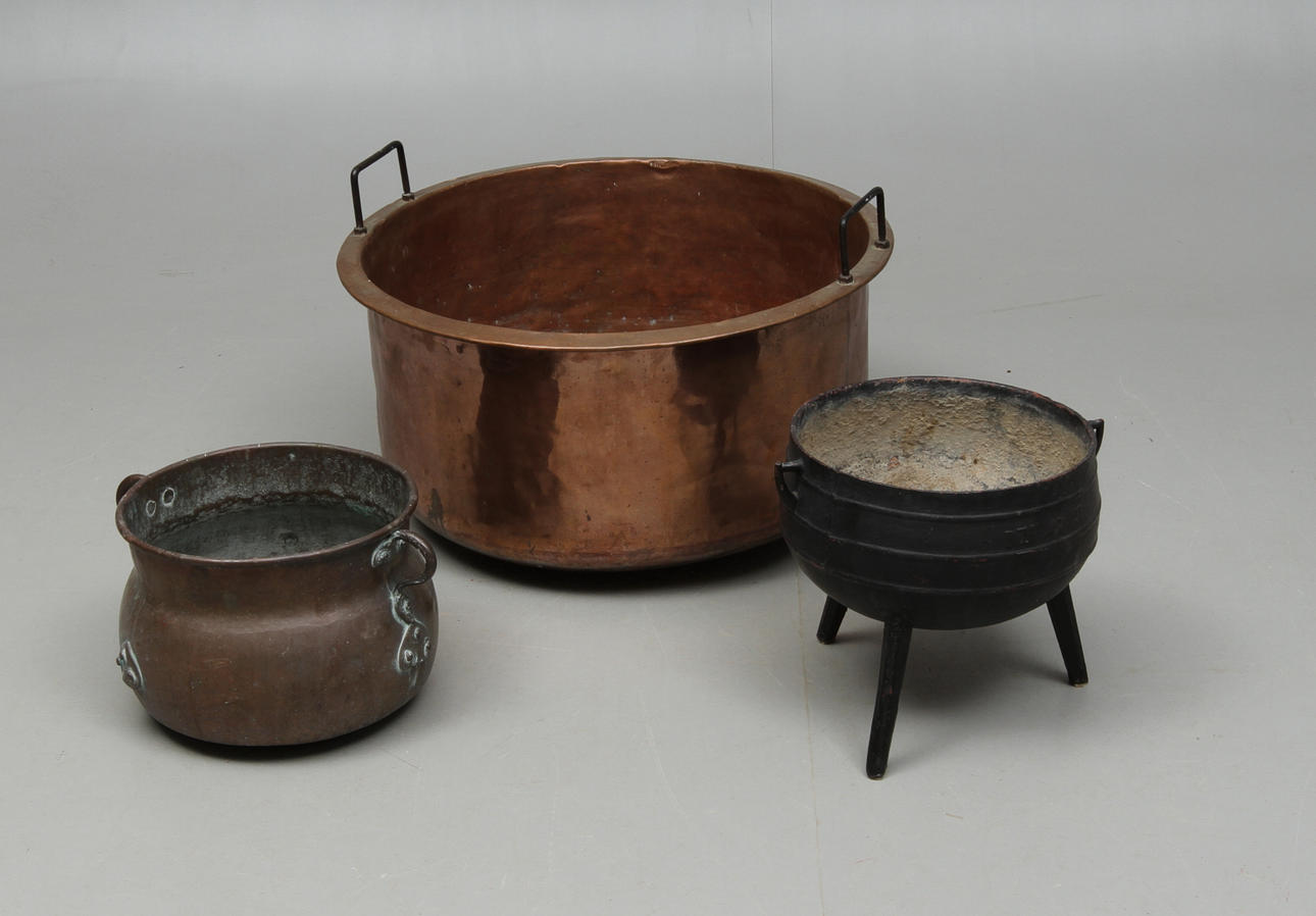 KITTLAR 2 st, koppar, TREBENSGRYTA, gjutjärn.