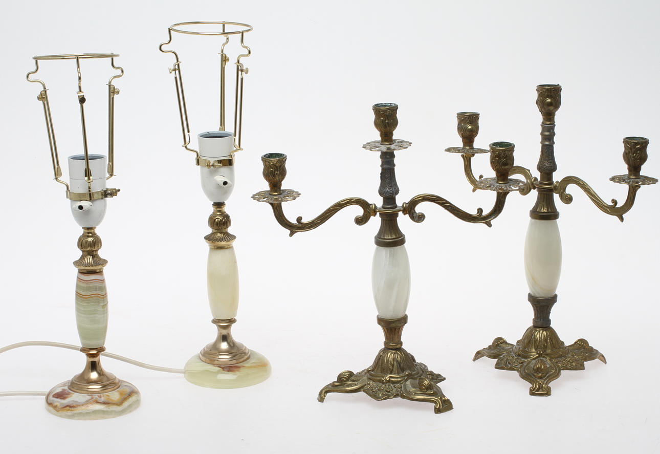 BORDSLAMPOR 1 par samt KANDELABRAR 1 par, 1900-tal.