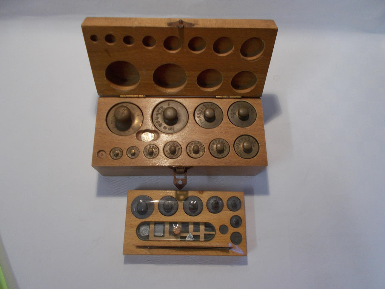 GAMLA VIKTER i trälåda. omkring 1900.