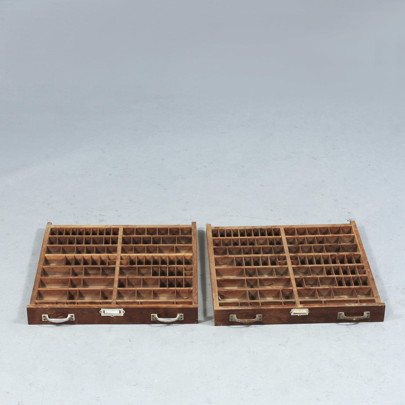 SAMLARSKÅP, 2 st, 1900-tal.