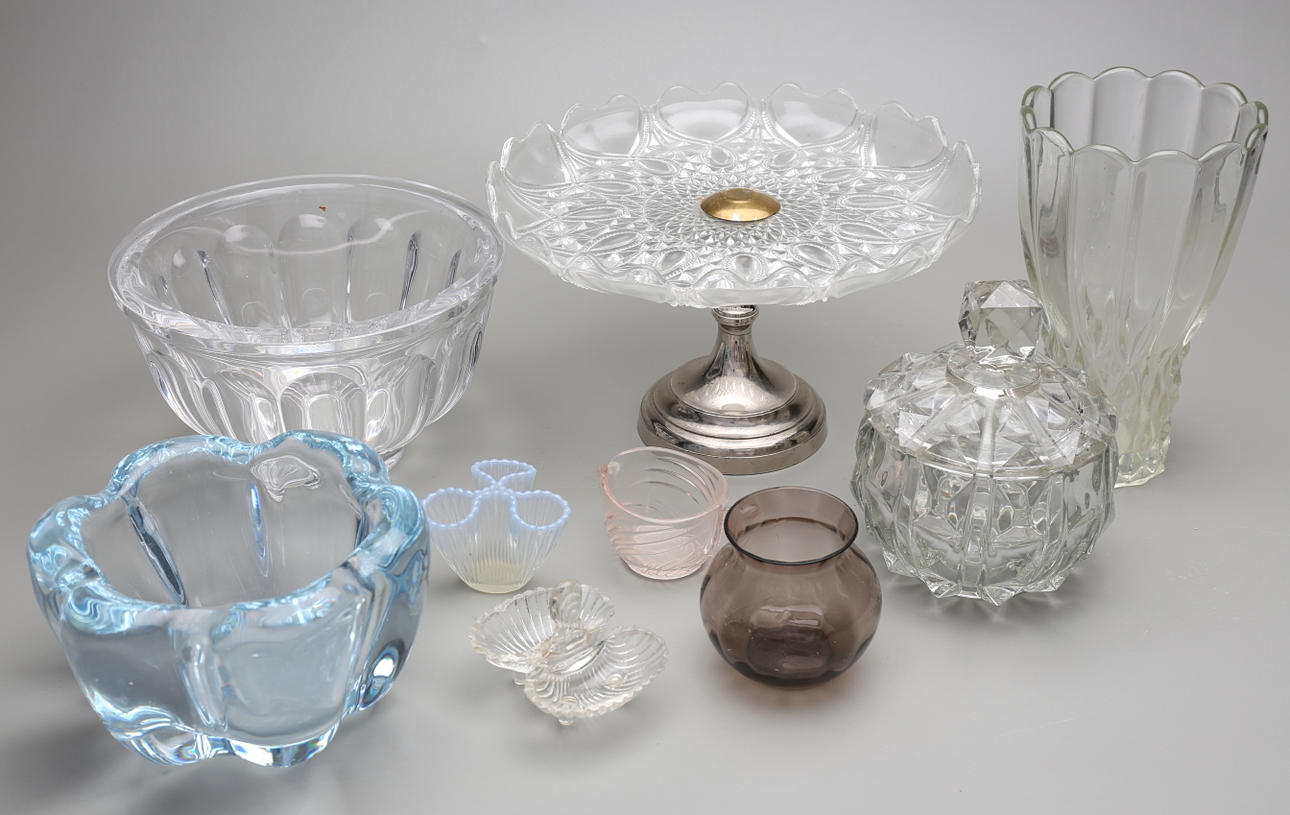 GLASFÖREMÅL, 9 delar, bl.a. Orrefors.