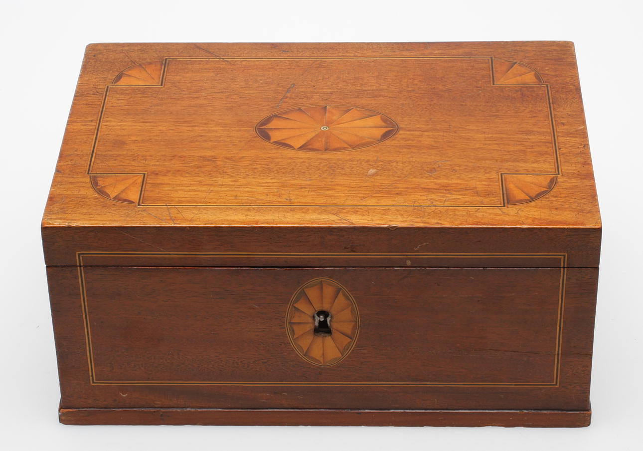 SKRIVSKRIN, sengustavianskt stockholmsarbete, av Lars Qvarnberg(mästare i Stockholm 1801-1813).