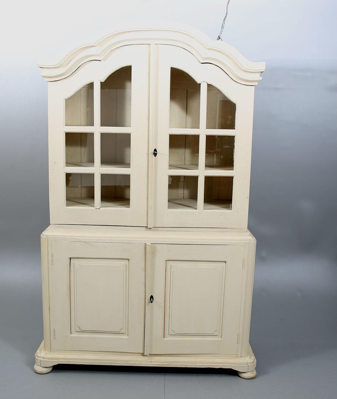 SKÅP, antikmålat trä och vitrinovandel, 2000-tal.