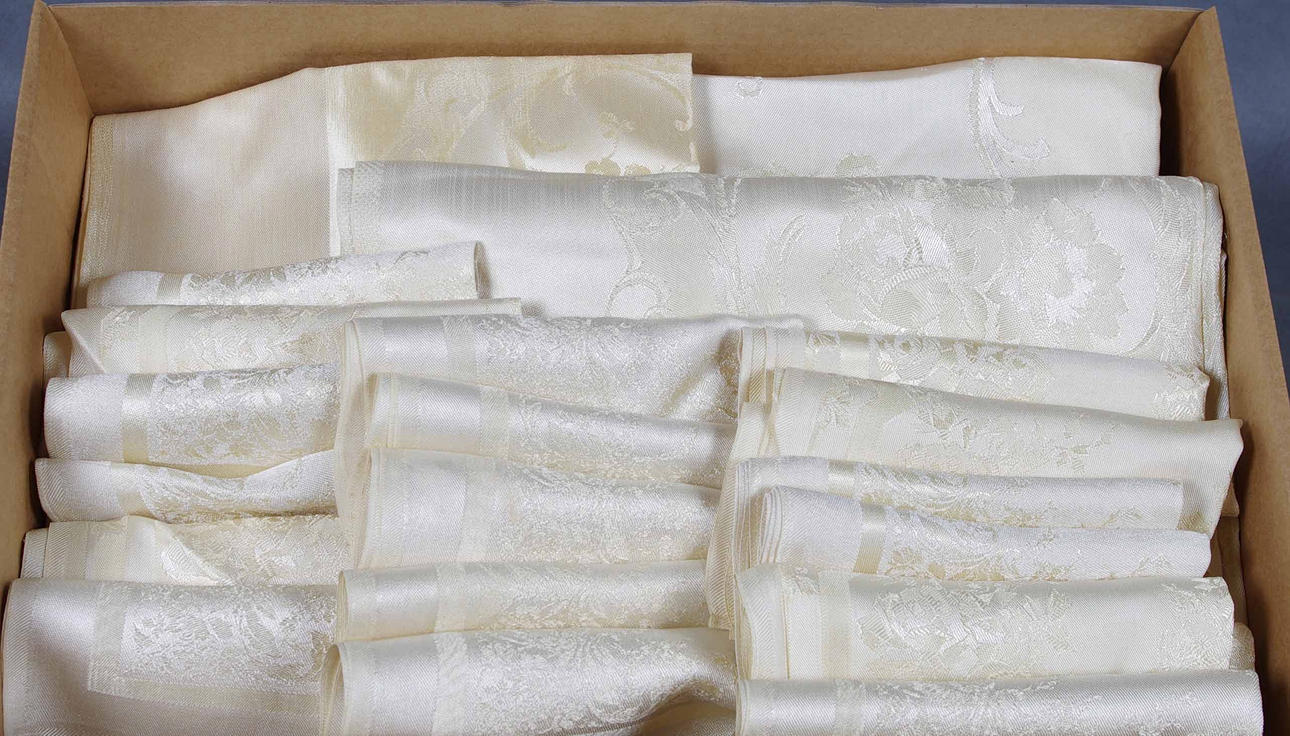 SILKESDUKAR SAMT SERVETTER.