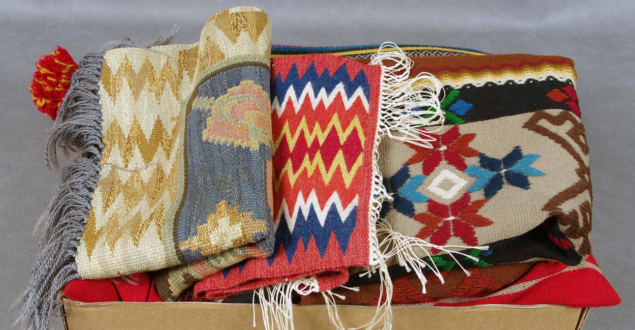 ALLMOGETEXTILIER SAMT KUDDE.