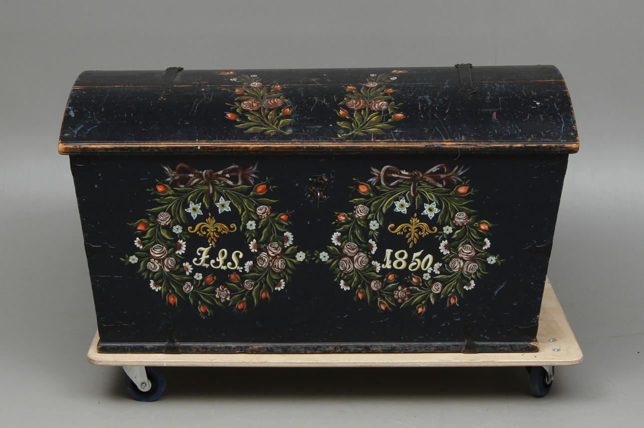 KISTA, med blomsterdekor, daterad 1850.