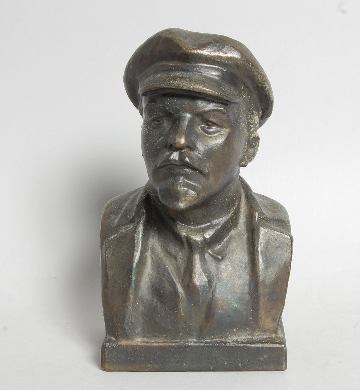 FIGURIN, brons, Lenin, otydligt signerad.