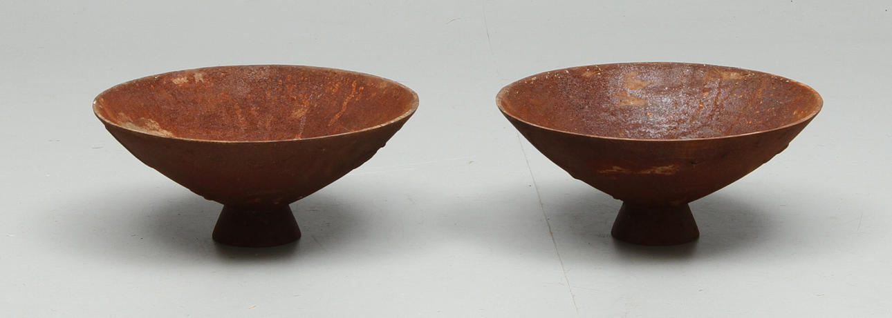 TRÄDGÅRDSURNOR, 1 par, gjutjärn, "Mikrokosmos", Olof Hult, Näfveqvarns Bruk.