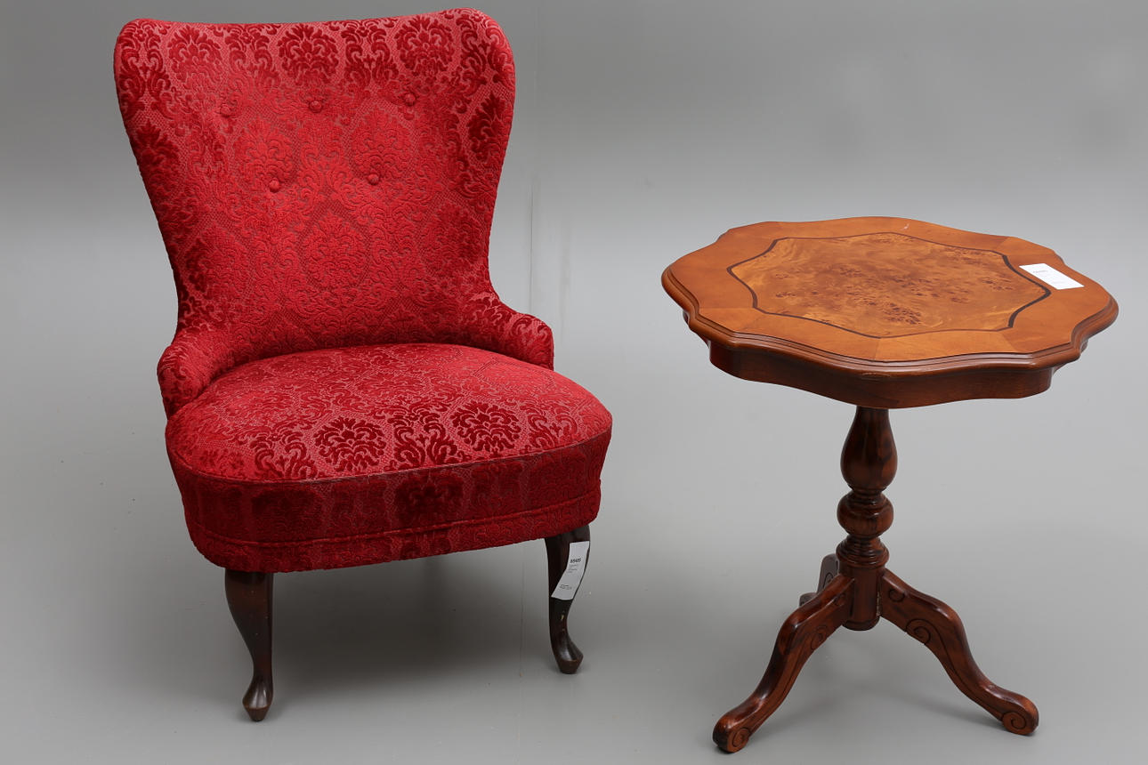 EMMAFÅTÖLJ samt PELARBORD, 1900tal.