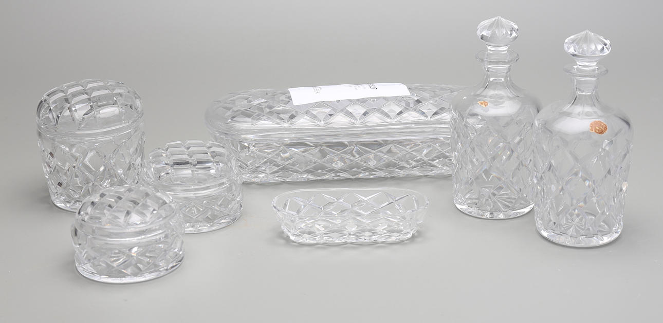 TOALETTUPPSATS, 7 delar, glas, 1900-talets första hälft.