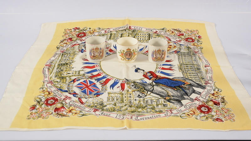 MUGGAR SAMT SCARF, 4 delar, England.