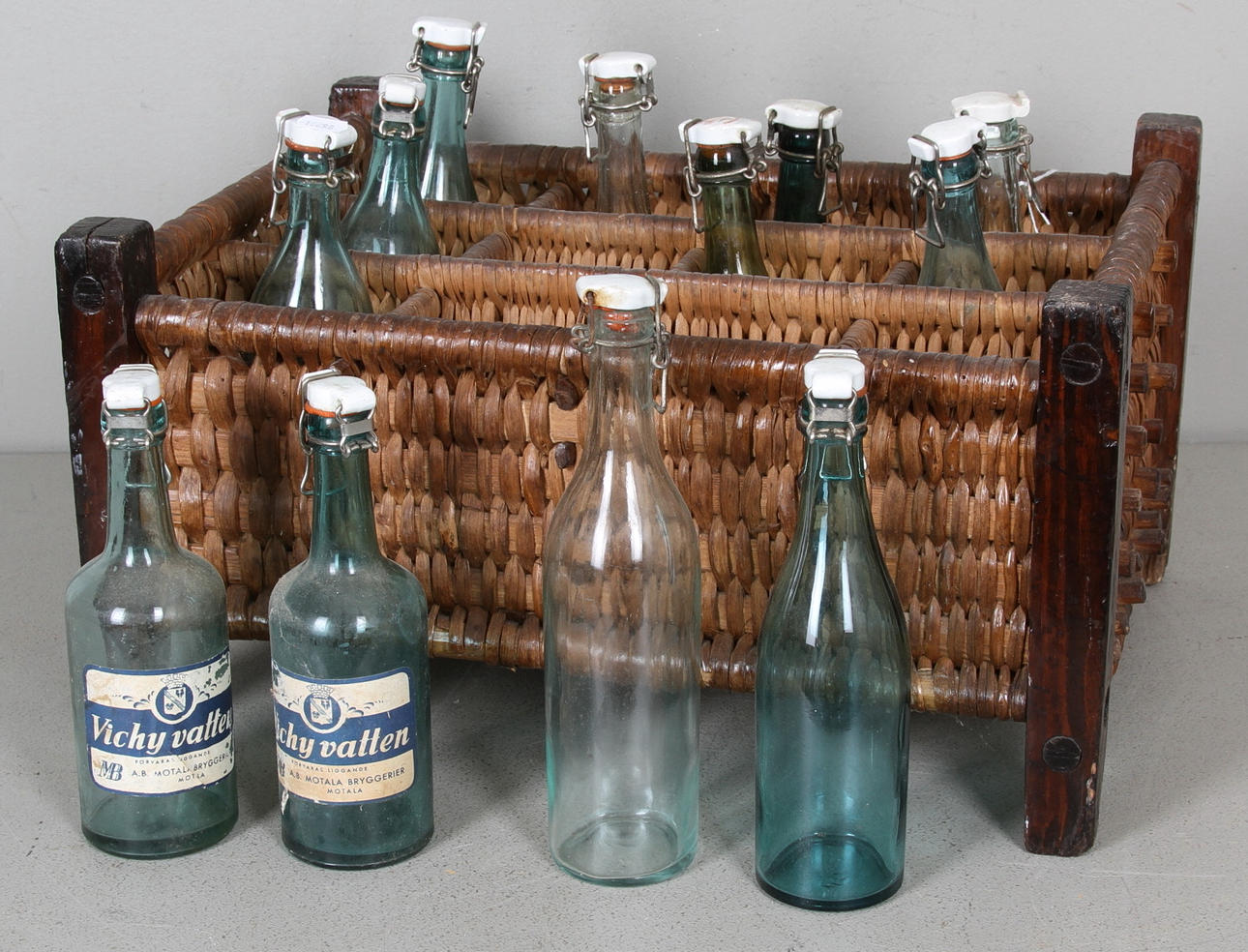 FLASKSTÄLL med FLASKOR, 1900-talets första hälft.