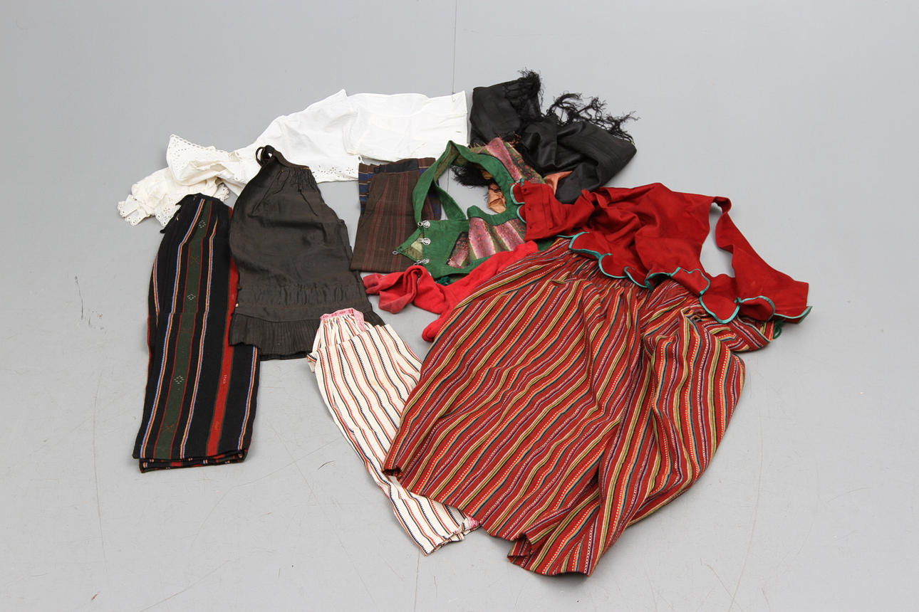 FOLKDRÄKTER, 11 delar bl.a. Skedevi, Östergötland.