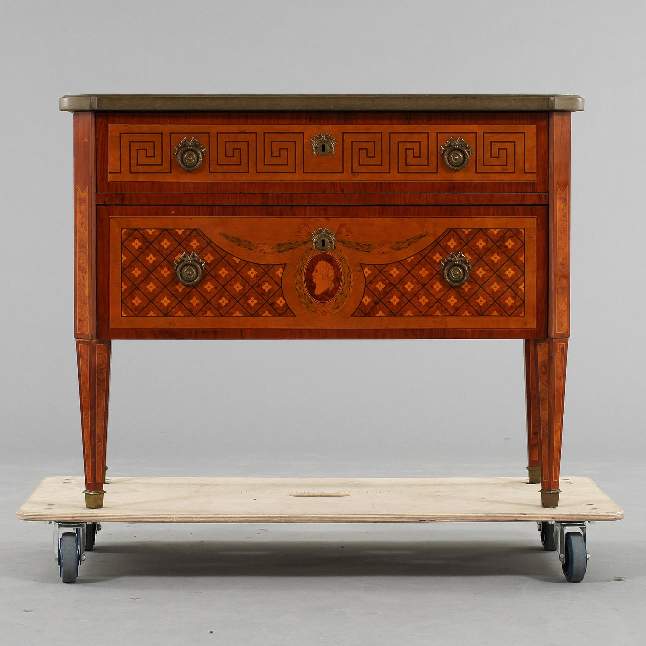 BYRÅ, gustaviansk stil, 1900-tal.