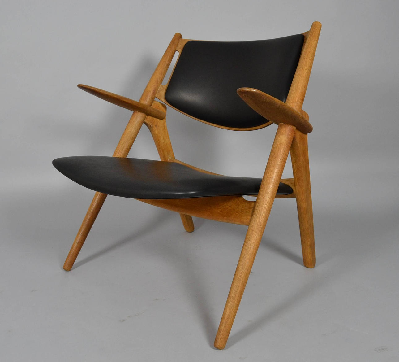 HANS J. WEGNER. SILLÓN SAWBUCK CH28.