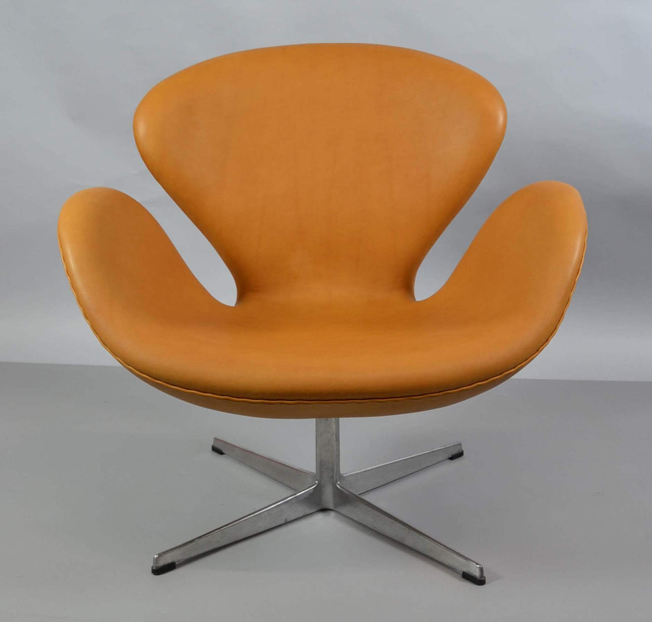 ARNE JACOBSEN. SWAN STOL I COGNAC LÆDER.