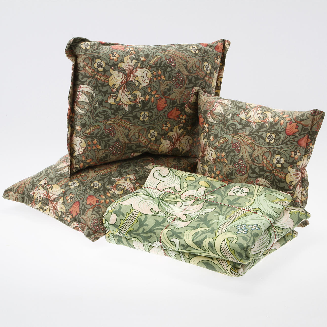 GARDINLÄNGDER SAMT KUDDAR, Golden Lily, William Morris, 5 delar.