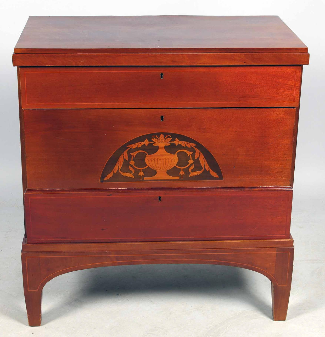 BYRÅ, 3-lådig, mahogny med intarsia, empirestil.