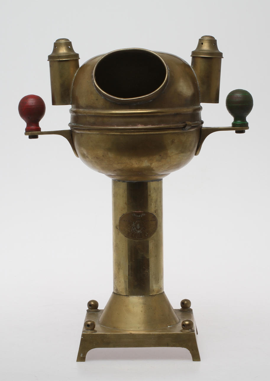 NAKTERHUS mässing plakettmärkt "Viking" med kompass Sestrel. 1900-tal.