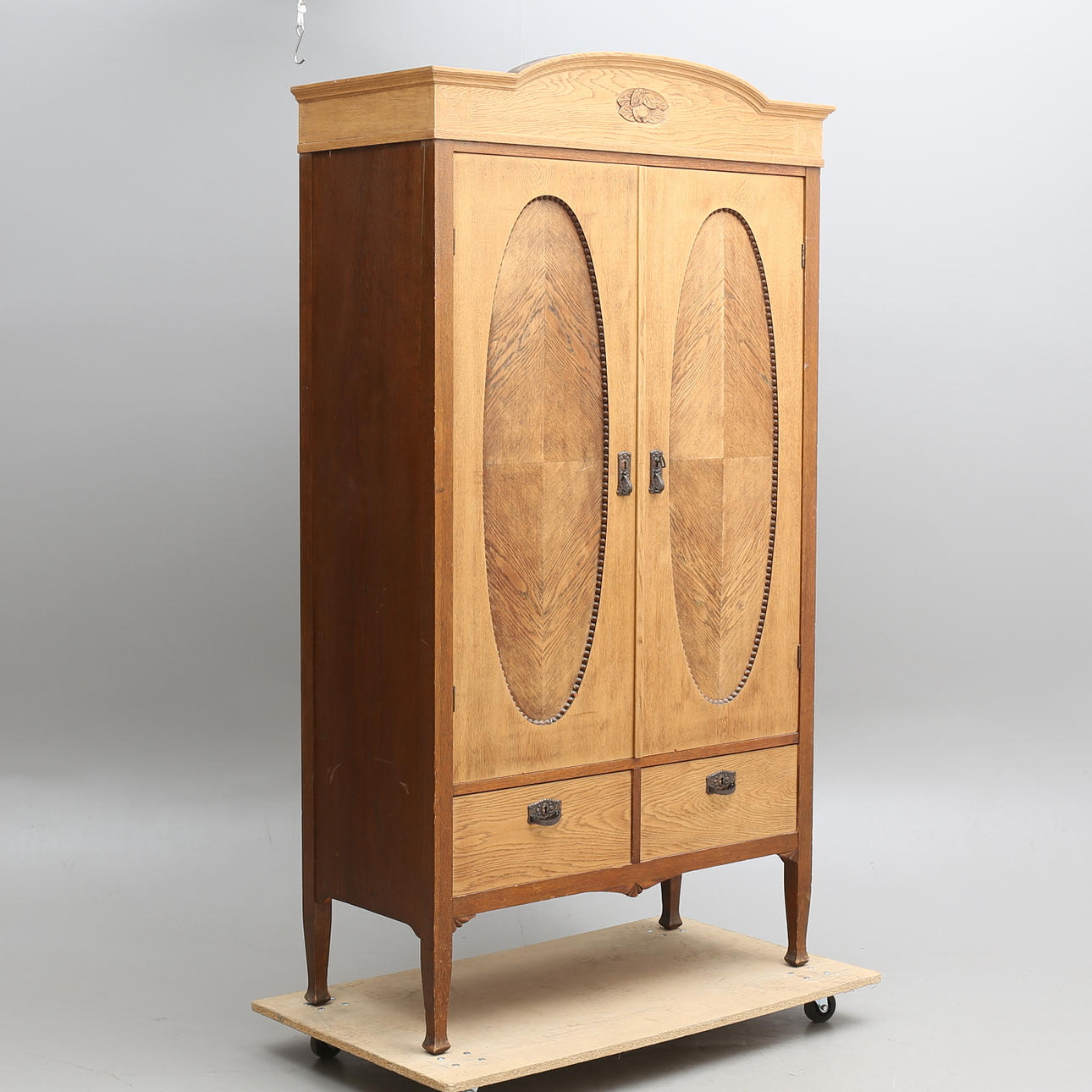 KLÄDSKÅP, ek, tidigt 1900-tal.