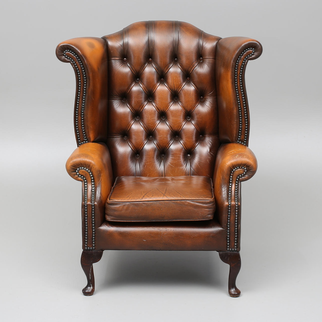 ÖRONLAPPSFÅTÖLJ, skinn, Chesterfieldmodell, 1900-talets andra hälft.