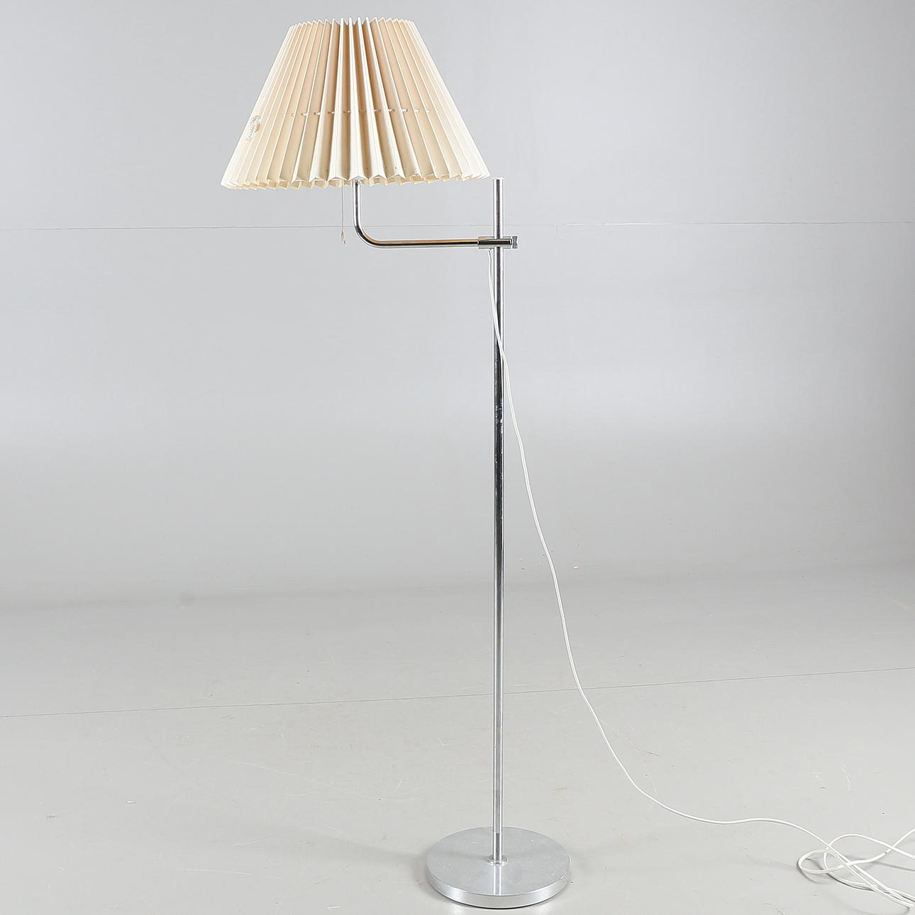 GULVLAMPE, metal, model G-142, Bergbombs, 20. århundrede.