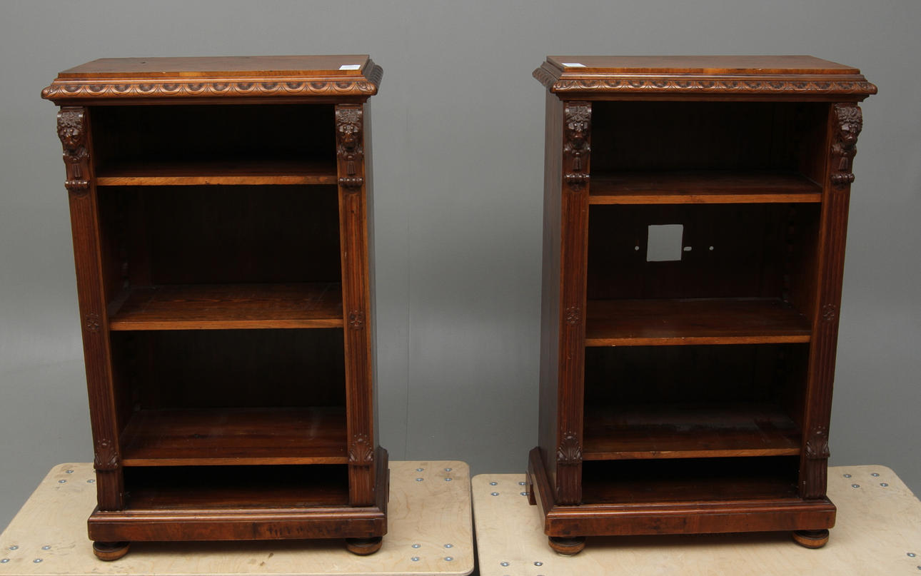 BOKHYLLOR, 1 par, med rikt skuren dekor, nyrenässans, 1800-tal.