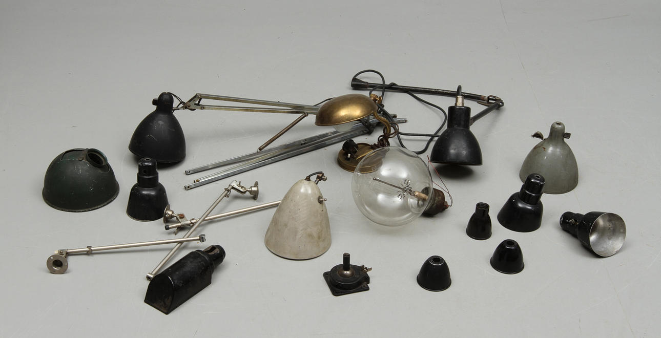 PARTI LAMPDELAR, SKÄRMAR mm, industridesign, 1900-tal.