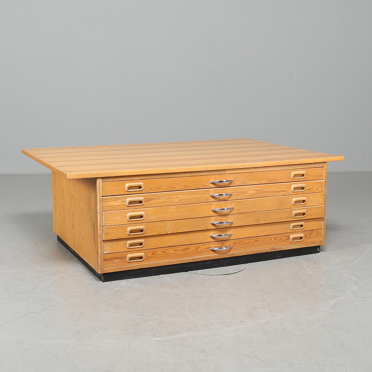 GRAPHIC HURTS with plinth.