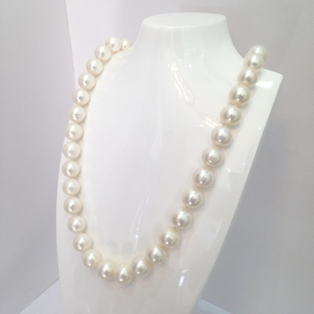 ODLADE PÄRLHALSBAND.