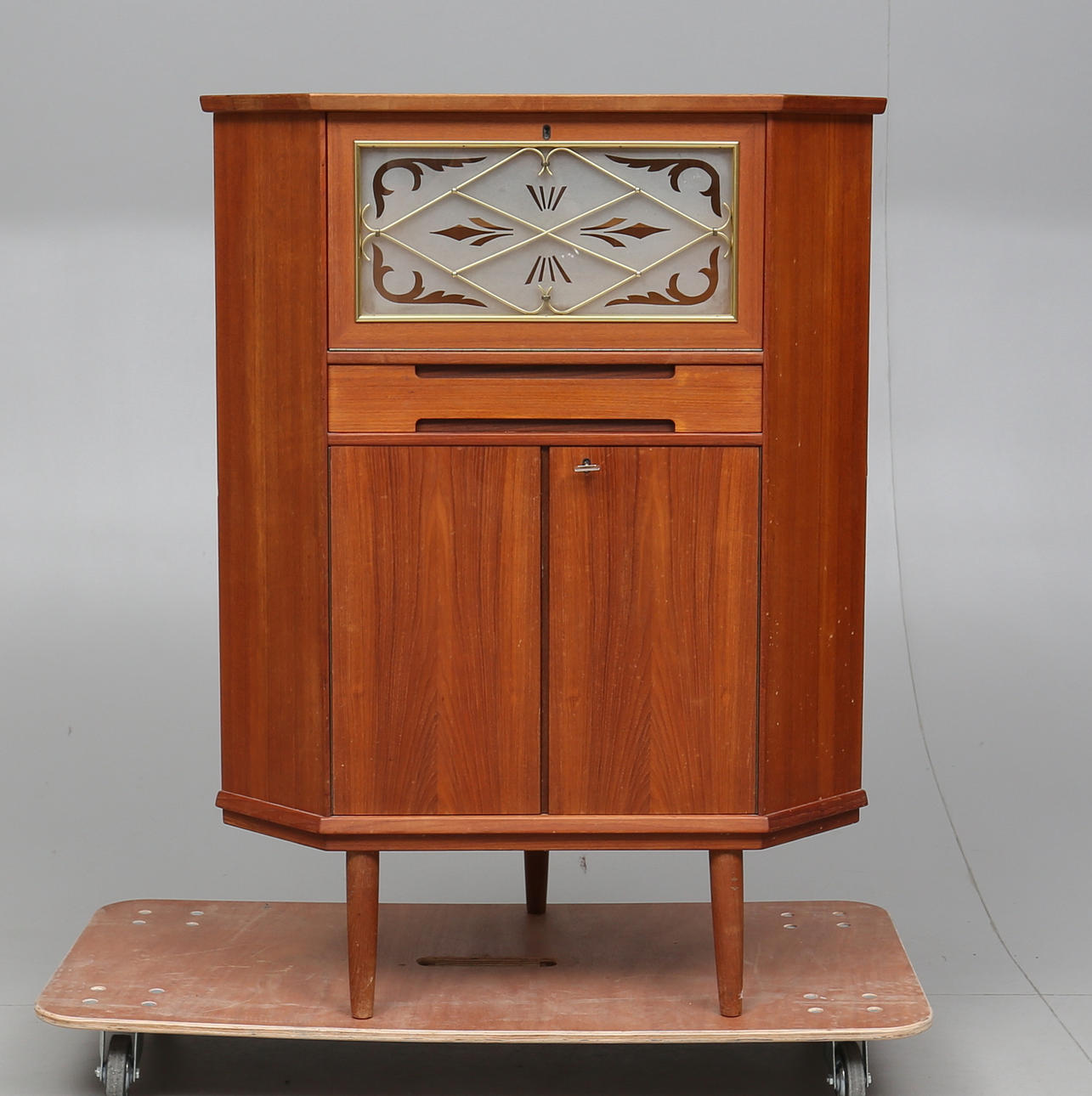 BARSKÅP, för hörn, 1900-talets mitt.