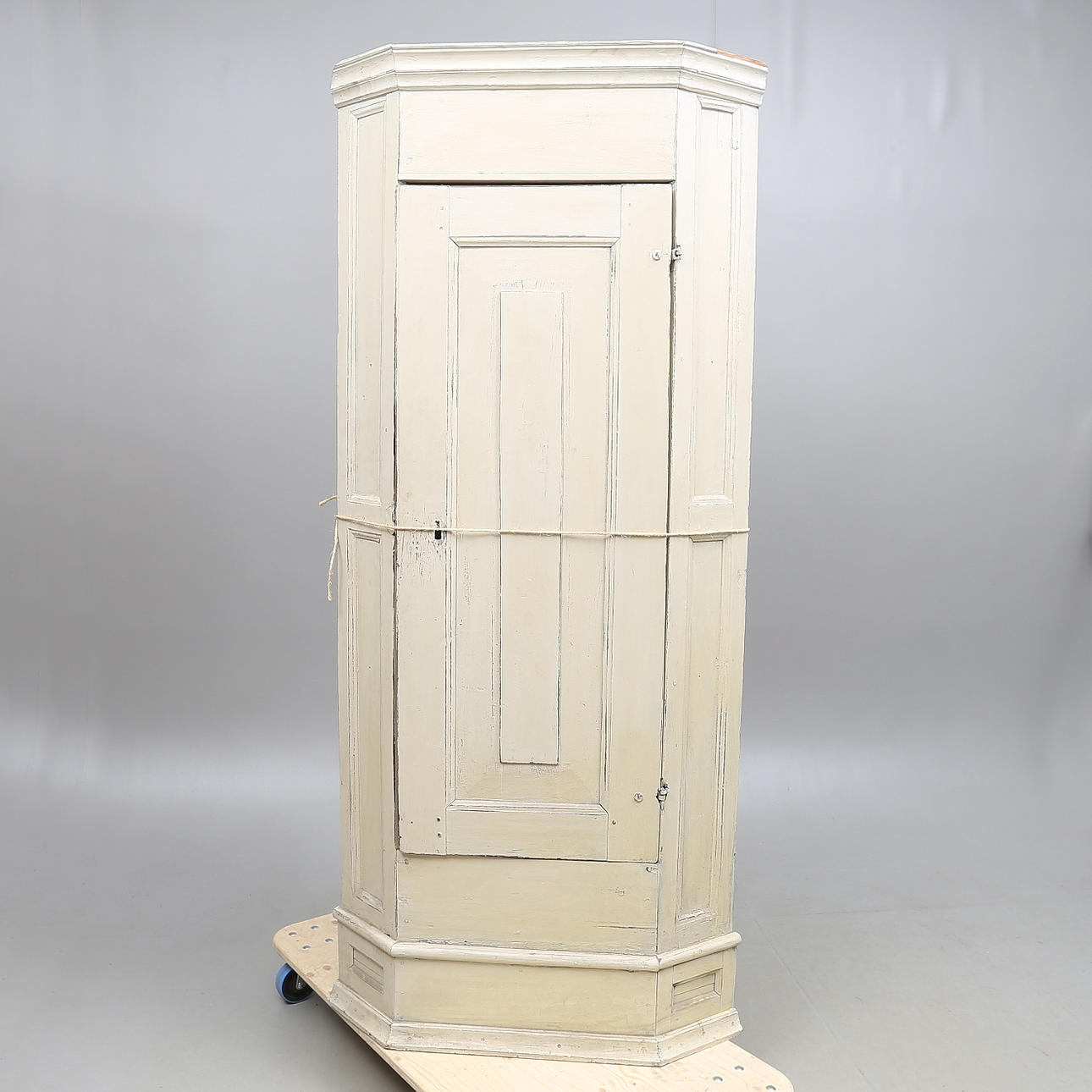 CORNER CABINET, folklore, 1700s / 1800s.