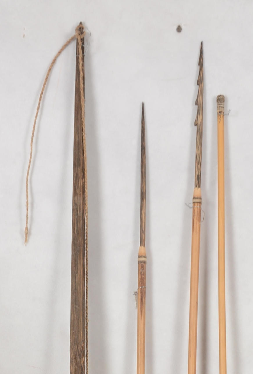 PILBÅGE SAMT SPJUT, trä, 1800-tal.