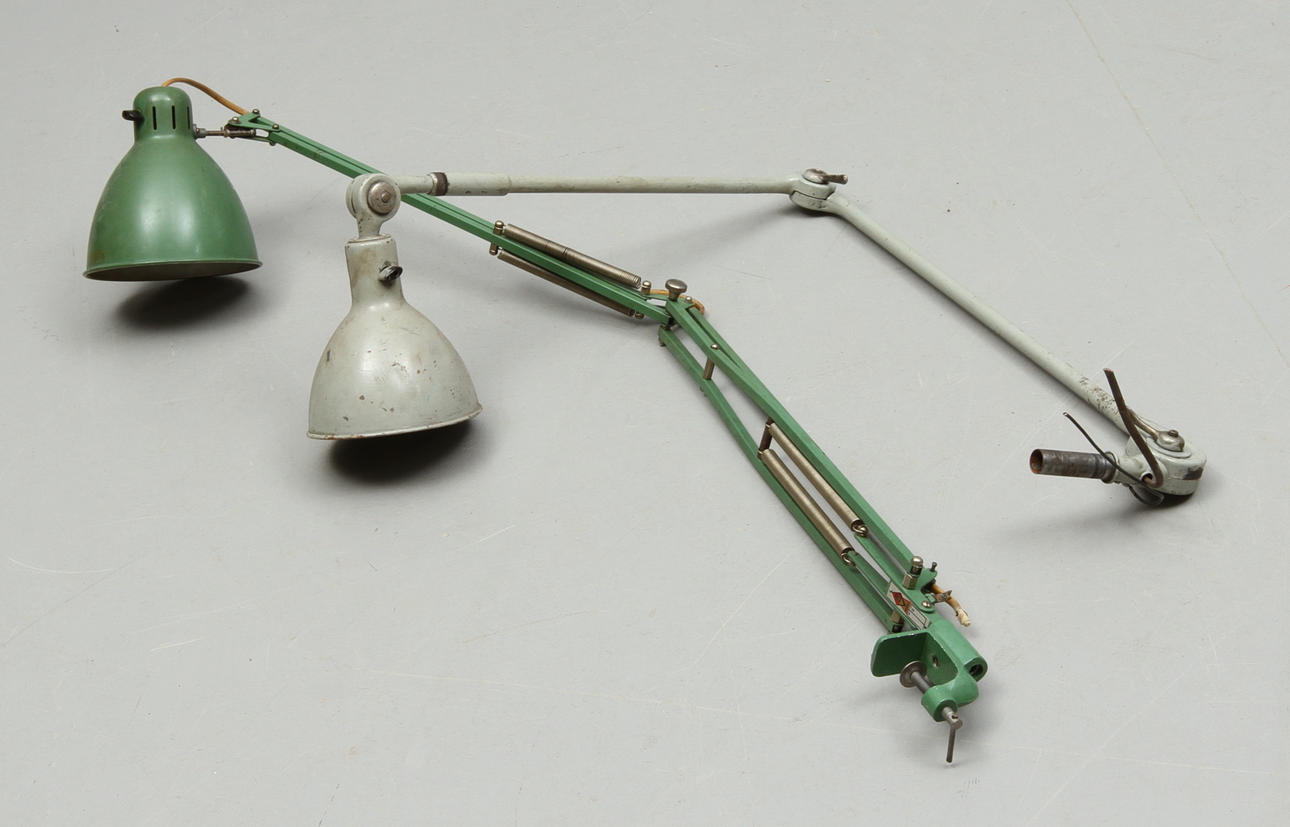 INDUSTRILAMPOR 2 st varav en Jacob Jacobsen, Luxo 1001. 1900-tal.