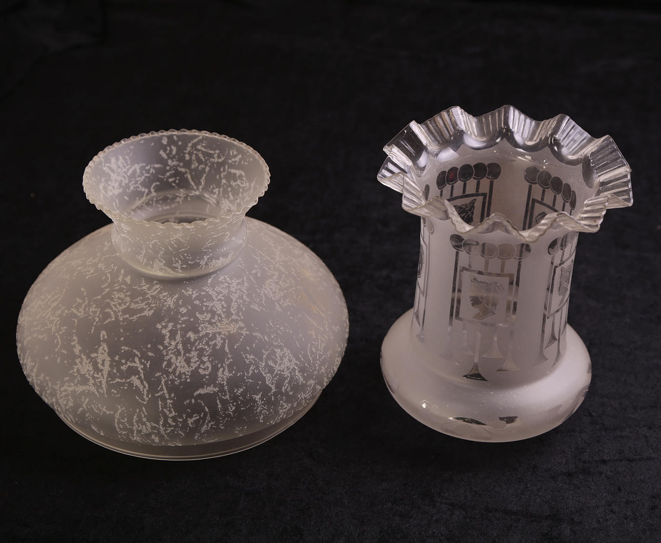 LAMPENSCHIRME, 2 Stück, Glas, transparent, 1900er Jahre. Beleuchtung & Lampen - Sonstige Beleuchtung