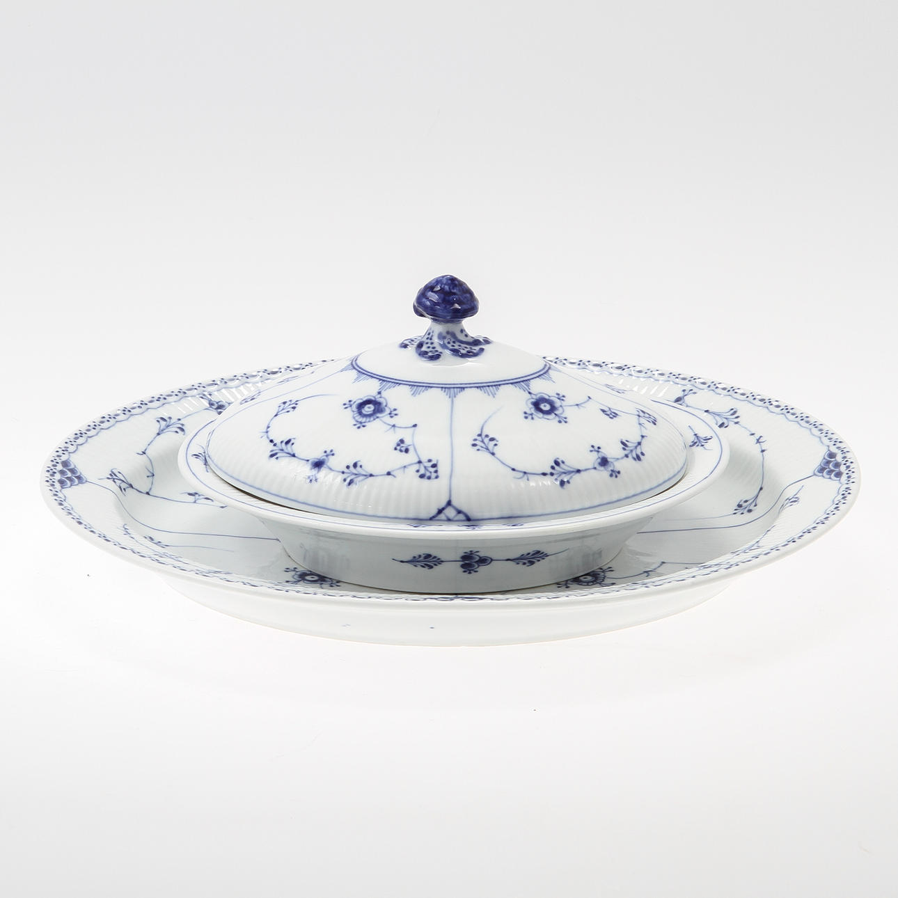 ROYAL COPENHAGEN, 2 delar. Stekfat och karott med lock. Musselmalet.