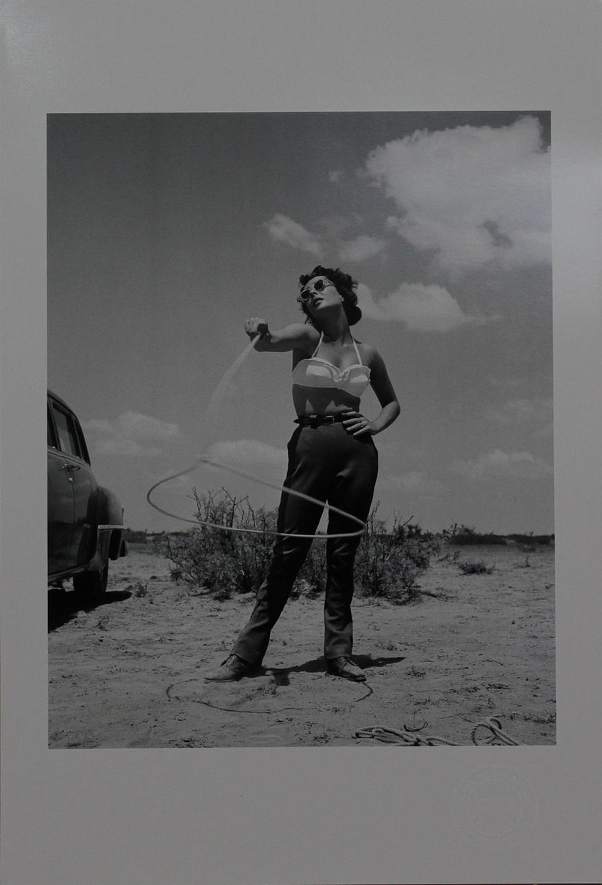 FRANK WORTH. "Elisabeth Taylor with Lasso, Set of Giant". Fin art print. Stämpelpräglad Frank Worth Estate Limited Edition F W.