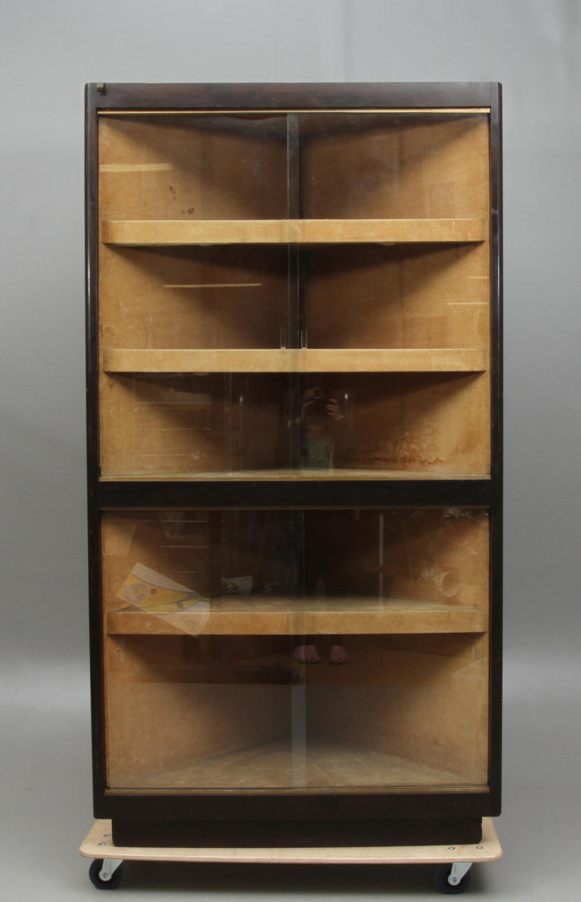 VITRINSKÅP för hörn, invändigt tygklätt, 1900-tal.