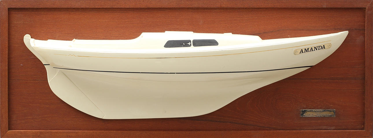 HALVMODELL, "Amanda".