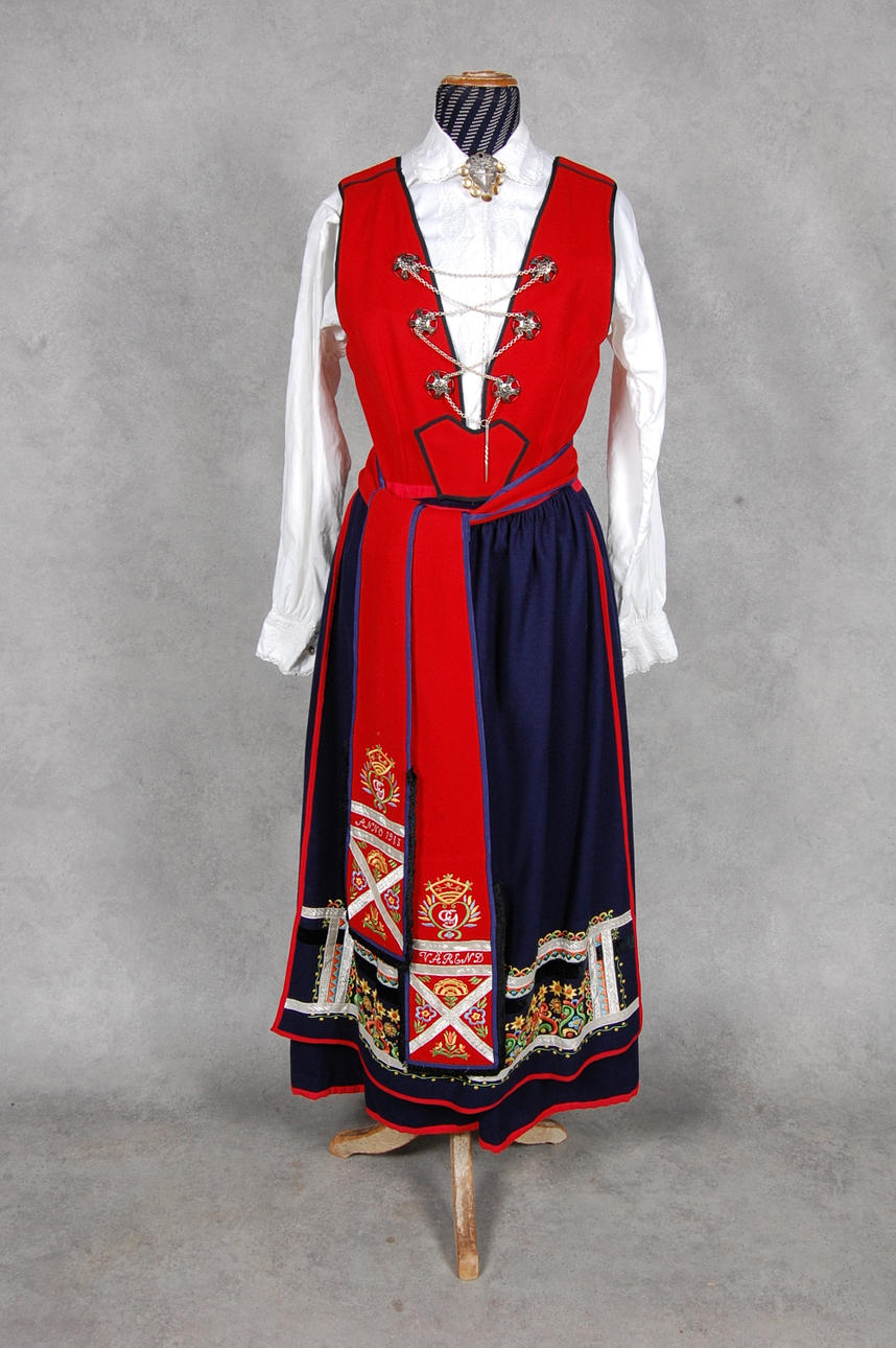 HÄRADSDRÄKT, Värendshärad, med dräktsilver.