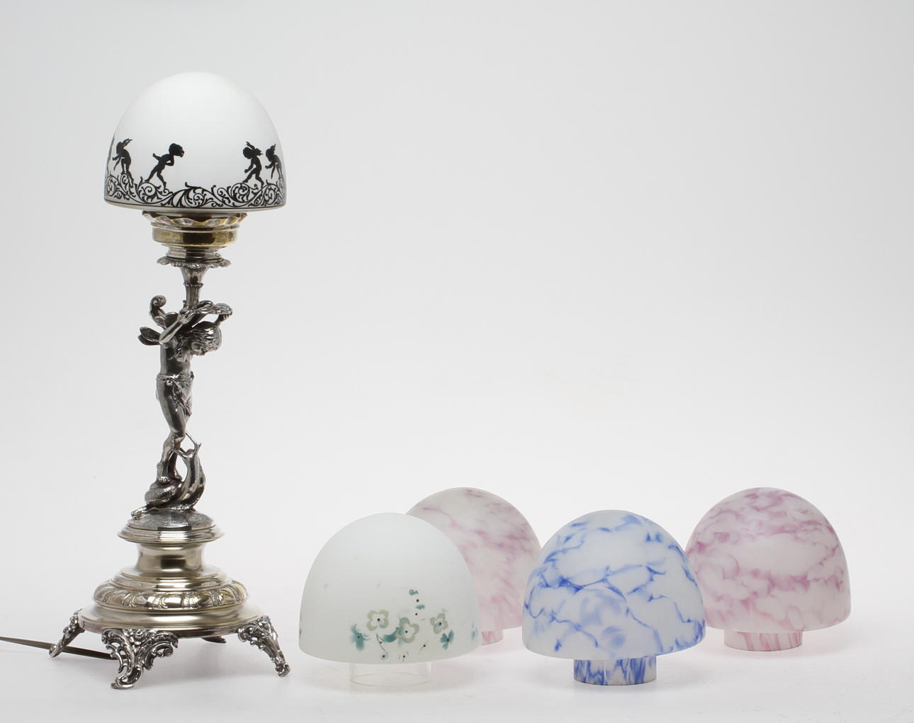 BORDSLAMPA i form av amorin med snäcka, metall, 1900-tal.