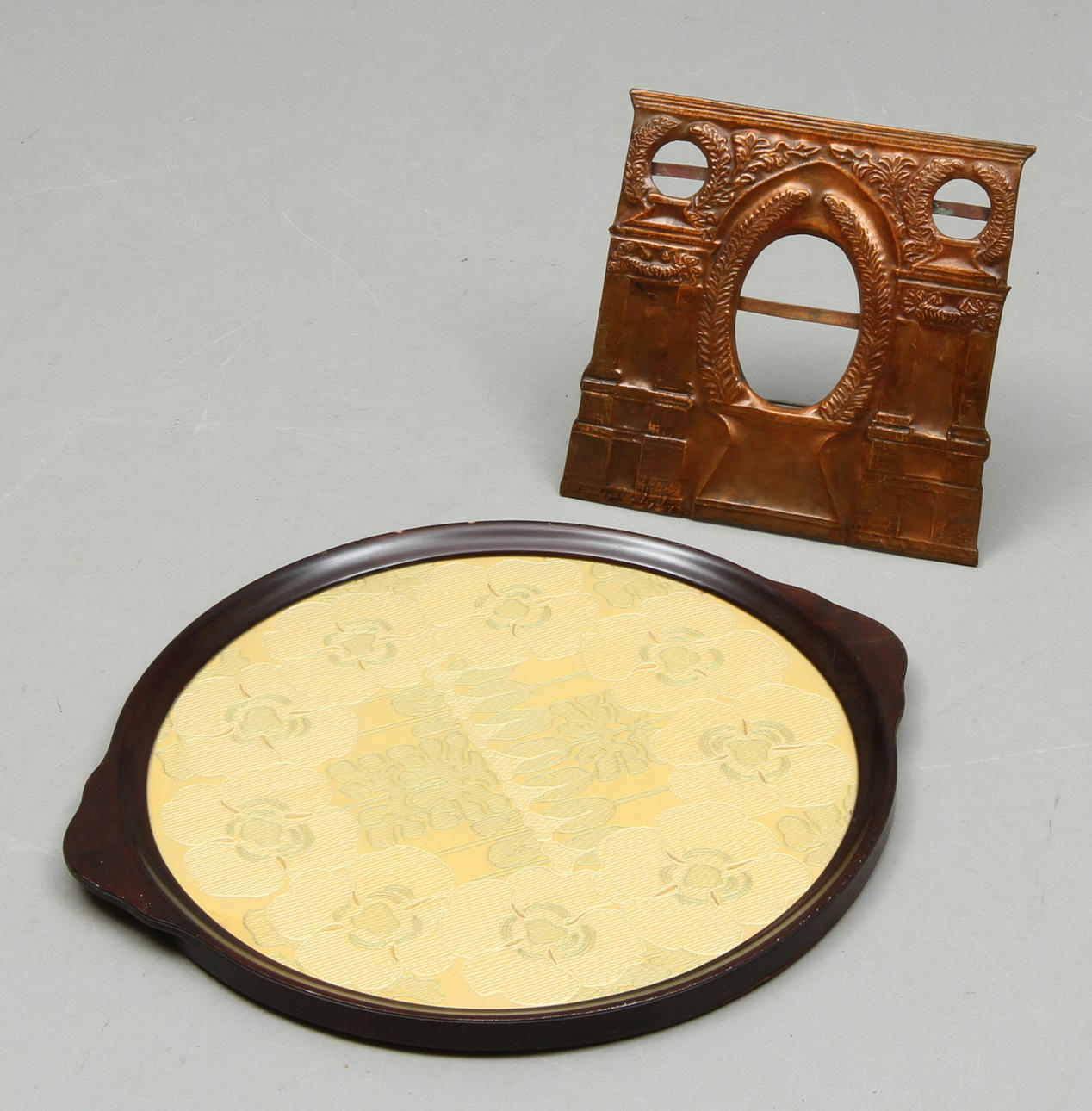 BORDSRAM, koppar samt BRICKA med broderi, jugend, sekelskiftete 1800/1900.