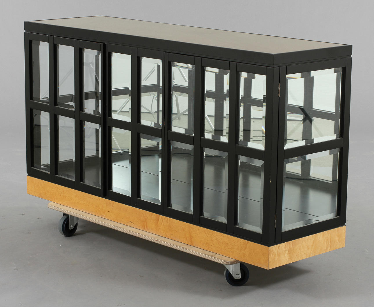 VITRINSKÅP samt BORDSUNDERREDEN, 1980-tal.